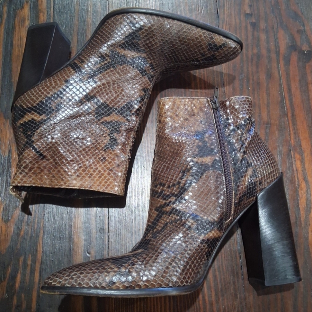 VIA SPIGA. VINTAGE "SOUL" MOCHA PYTHON PRINT BLOCK HEEL ANKLE BOOTIE. 10M.